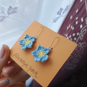 Cercei croșetați floare-de-nu-mă-uita  - bijuterii - cercei - cercei și ornamente pentru urechi - Artynos.ro