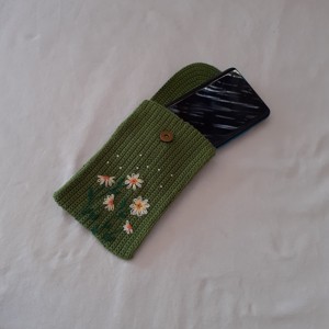 Carcase de telefon croșetate și brodate cu patent magnetic -  - Artynos.ro