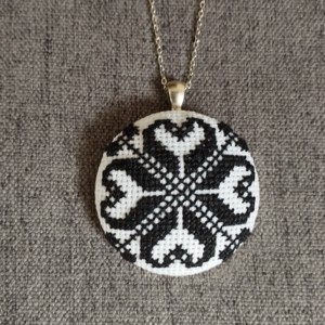  Colier uriaș cu pandantiv și inimă încrucișată și colier brodat -  - Artynos.ro