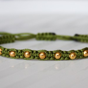 Brățară macramé împletită - Mărgele verde măsliniu -  - Artynos.ro
