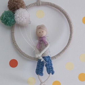Decor de perete macramé cu balon băiat -  - Artynos.ro Decor de perete macramé cu balon băiat -  - Artynos.ro