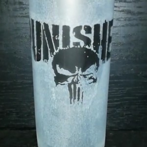  Pahar de sticlă cu modelul The Punisher � Răzbunătorul. -  - Artynos.ro