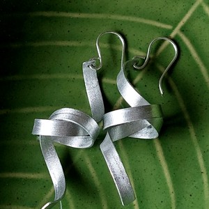 CERCEI MINIMALI DIN ALUMINIU - bijuterii - cercei lungi - Artynos.ro CERCEI MINIMALI DIN ALUMINIU - bijuterii - cercei lungi - Artynos.ro