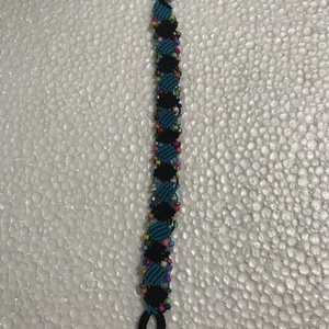 Bratara macrame handmade- turcoaz si negru cu margele colorate - Artynos.ro