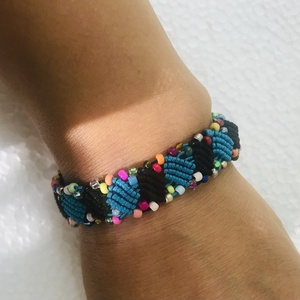 Brățara macrame handmade- turcoaz și negru cu margele colorate - bijuterii - brățări - brățări împletite - Artynos.ro Brățara macrame handmade- turcoaz și negru cu margele colorate - bijuterii - brățări - brățări împletite - Artynos.ro