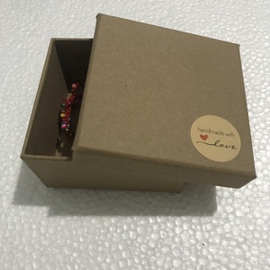 Brățara macrame roșie cu margele colorate - bijuterii - brățări - brățări împletite - Artynos.ro Brățara macrame roșie cu margele colorate - bijuterii - brățări - brățări împletite - Artynos.ro