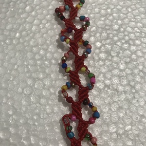 Brățara macrame roșie cu margele colorate - bijuterii - brățări - brățări împletite - Artynos.ro Brățara macrame roșie cu margele colorate - bijuterii - brățări - brățări împletite - Artynos.ro