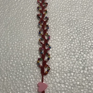 Brățara macrame roșie cu margele colorate - bijuterii - brățări - brățări împletite - Artynos.ro Brățara macrame roșie cu margele colorate - bijuterii - brățări - brățări împletite - Artynos.ro