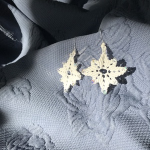 Cercei Fulgi de Nea - elegantă de iarna, lucrata manual  - bijuterii - cercei - cercei - Artynos.ro Cercei Fulgi de Nea - elegantă de iarna, lucrata manual  - bijuterii - cercei - cercei - Artynos.ro