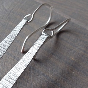 Cercei minimaliști din aluminiu - bijuterii - cercei lungi - Artynos.ro Cercei minimaliști din aluminiu - bijuterii - cercei lungi - Artynos.ro