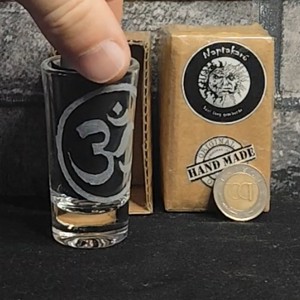 Pahar de băuturi spirtoase cu model Ohm gravat manual  -  - Artynos.ro