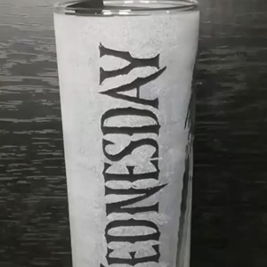 Pahar de sticlă cu model Wednesday, gravat manual  -  - Artynos.ro