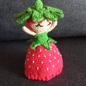 Păpușă de căpșuni pliabilă - jucării și echipamente pentru copii - plușuri - păpușă croșetată, păpușă de pluș - Artynos.ro