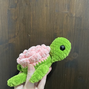 Țestoasă croșetată cu carapace trandafir - jucării și echipamente pentru copii - plușuri - broască de pluș - Artynos.ro