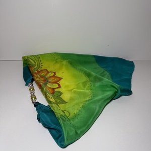 Eșarfă din mătase pictată manual cu accesoriu decorativ  nuanțe verde-turcoaz, model floral, 5555 cm - îmbrăcăminte și modă - eșarfe, pălării, fularuri - șal, eșarfă de cap - Artynos.ro