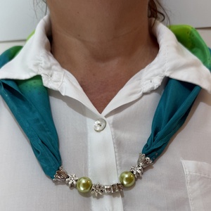 Eșarfă din mătase pictată manual cu accesoriu decorativ  nuanțe verde-turcoaz, model floral, 5555 cm - îmbrăcăminte și modă - eșarfe, pălării, fularuri - șal, eșarfă de cap - Artynos.ro