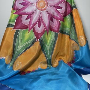 Esarfa din matase pictata manual cu floare de lotus  fundal albastru si auriu, 9090 cm - Artynos.ro