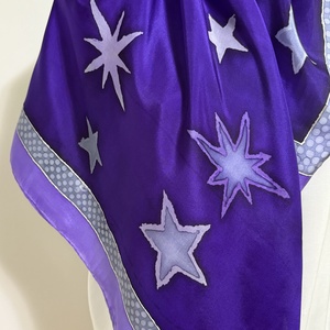 Visul Violet al Stelelor  esarfa din matase naturala, pictata manual, 9090 cm - Artynos.ro