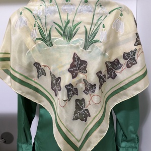 Esarfa din matase naturala 100% pictata manual - Ghiocel si Iedera (74x74 cm, unicat) - îmbrăcăminte și modă - eșarfe, pălării, fularuri - șal, eșarfă de cap - Artynos.ro