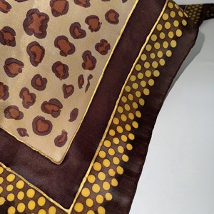 Esarfa din matase naturala 100% pictata manual - Arany Parduc (74x74 cm, unicat) - îmbrăcăminte și modă - eșarfe, pălării, fularuri - șal, eșarfă de cap - Artynos.ro