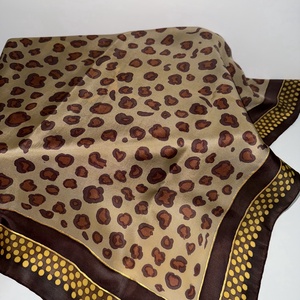 Esarfa din matase naturala 100% pictata manual - Arany Parduc (74x74 cm, unicat) - îmbrăcăminte și modă - eșarfe, pălării, fularuri - șal, eșarfă de cap - Artynos.ro