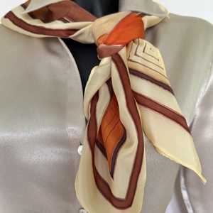 Esarfa din matase naturala pictata manual � nuante calde si elegante � 74 � 74 cm - Artynos.ro
