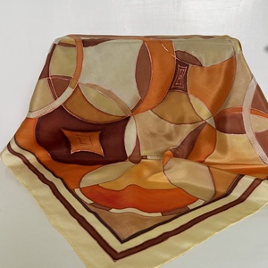 Eșarfă din mătase naturală pictată manual � nuanțe calde și elegante � 74 � 74 cm - îmbrăcăminte și modă - eșarfe, pălării, fularuri - stole - Artynos.ro