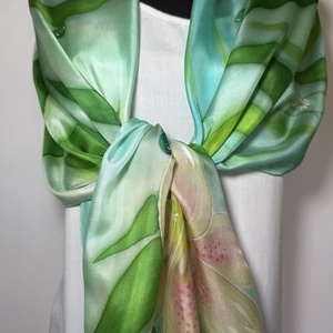 Esarfa din matase pictata manual Floare de roua � eleganta in nuante de verde si turcoaz - Artynos.ro