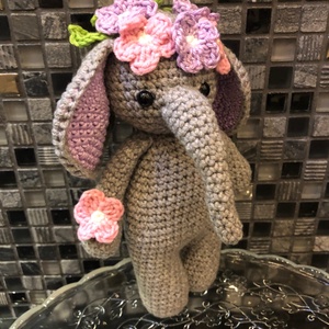 Elefant crosetat cu flori - amigurumi - Artynos.ro