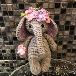Elefant croșetat cu flori - amigurumi - accessorii și unelte - accesorii decorative - figurine - Artynos.ro