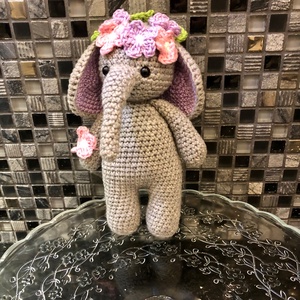 Elefant croșetat cu flori - amigurumi - accessorii și unelte - accesorii decorative - figurine - Artynos.ro
