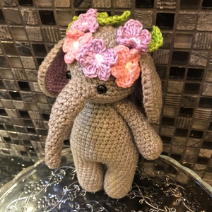 Elefant croșetat cu flori - amigurumi - accessorii și unelte - accesorii decorative - figurine - Artynos.ro