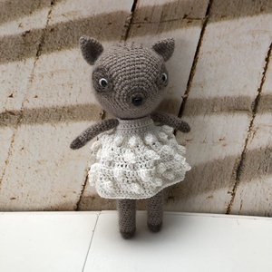 Căprioară în rochie de fată - amigurumi - accessorii și unelte - accesorii decorative - figurine - Artynos.ro