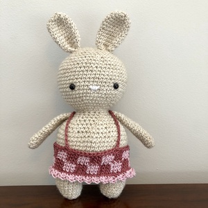 Fetita iepurasa crosetata intr-o fusta cu bretele - amigurumi, Accessorii si unelte, Accesorii decorative, Figurine, Crosetat, Papusi si fabricare de marionete, ARTYNOS