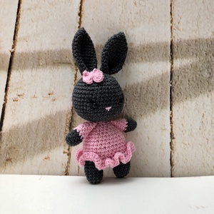 Fetiță iepurașă - amigurumi - accessorii și unelte - accesorii decorative - figurine - Artynos.ro