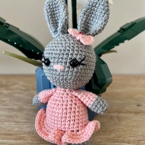 Iepurașă croșetată - amigurumi - jucării și echipamente pentru copii - plușuri - păpușă croșetată, păpușă de pluș - Artynos.ro