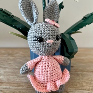 Iepurașă croșetată - amigurumi - jucării și echipamente pentru copii - plușuri - păpușă croșetată, păpușă de pluș - Artynos.ro