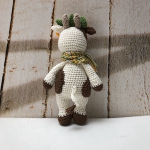 Fată scuzată cu eșarfă și flori - amigurumi - jucării și echipamente pentru copii - plușuri - păpușă croșetată, păpușă de pluș - Artynos.ro