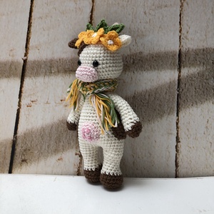 Fată scuzată cu eșarfă și flori - amigurumi - jucării și echipamente pentru copii - plușuri - păpușă croșetată, păpușă de pluș - Artynos.ro