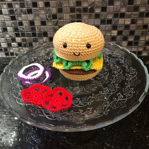  Hamburger croșetat - amigurumi - jucării și echipamente pentru copii - plușuri - legume, fructe de pluș - Artynos.ro