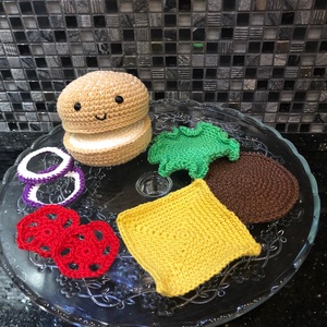  Hamburger croșetat - amigurumi - jucării și echipamente pentru copii - plușuri - legume, fructe de pluș - Artynos.ro