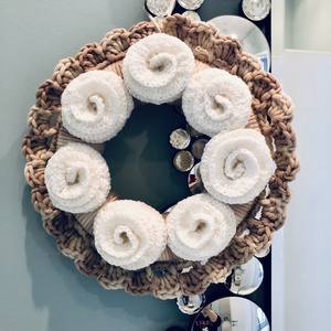 Coroană de ușă de iarnă croșetată - accesorii de crăciun - decorațiuni de advent - decor de advent pentru usă - Artynos.ro