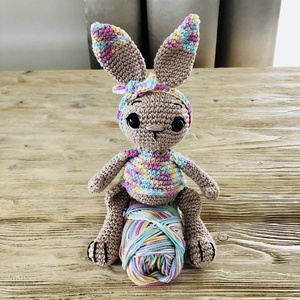 Fetiță iepurașă multicoloră - amigurumi - jucării și echipamente pentru copii - plușuri - păpușă croșetată, păpușă de pluș - Artynos.ro