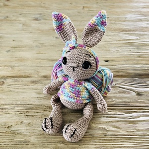 Fetiță iepurașă multicoloră - amigurumi - jucării și echipamente pentru copii - plușuri - păpușă croșetată, păpușă de pluș - Artynos.ro