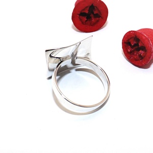 Inel de damă din argint, pătrat încrucișat, mărimea 58, reglabil (EGY.161) - bijuterii - inele - inele statement - Artynos.ro