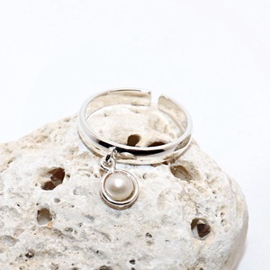 Verighetă cu perlă albă mobilă, inel de damă din argint, mărimea 59, reglabil (EGY.199) - bijuterii - inele - inele cu perle - Artynos.ro