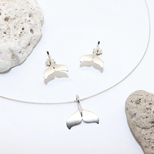 Set argintiu pentru femei cu aripioare de delfin (ESZ.014), Bijuterii, Seturi de bijuterii, Confectionarea bijuteriilor, Giuvaergiu, - Greutate: 4,77 g
- Colier: 50 cm
- Inaltime cercei: 19 mm, latime: 16 mm
- Inaltime pandantiv: 21..., ARTYNOS