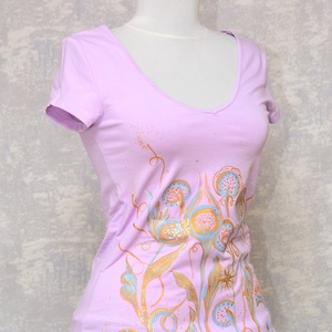 Tricou lila, pictat manual, unicat - îmbrăcăminte și modă - haine damă - tricou și top de damă - Artynos.ro
