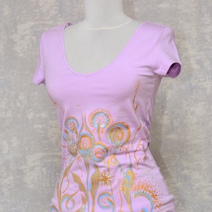 Tricou lila, pictat manual, unicat - îmbrăcăminte și modă - haine damă - tricou și top de damă - Artynos.ro