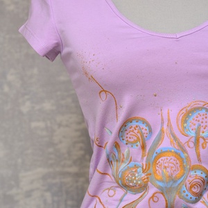 Tricou lila, pictat manual, unicat - îmbrăcăminte și modă - haine damă - tricou și top de damă - Artynos.ro
